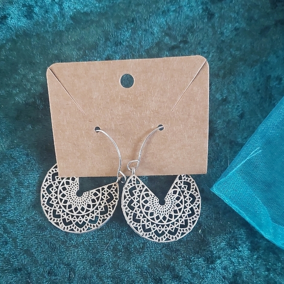 Elegant Silver Filigree Earrings - Picture 1 of 2
